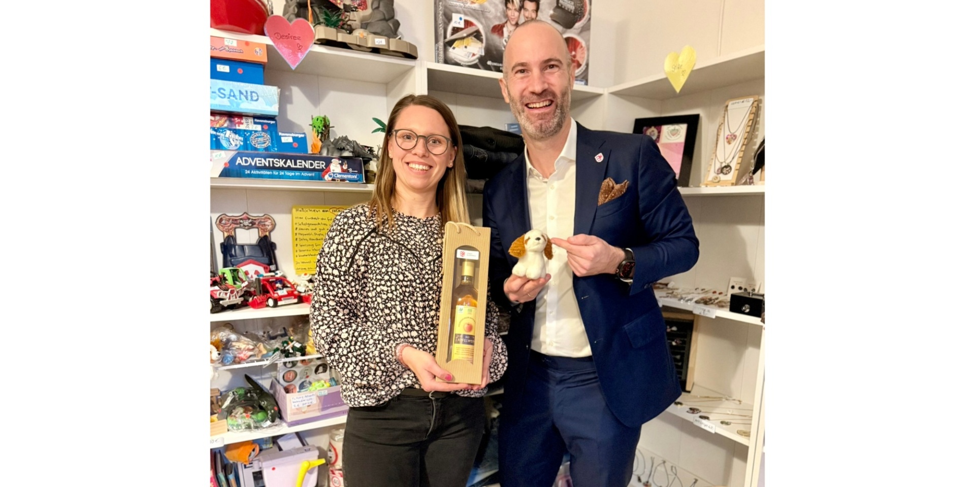 Eine Frau und ein Mann stehend in einem Ladengeschäft.