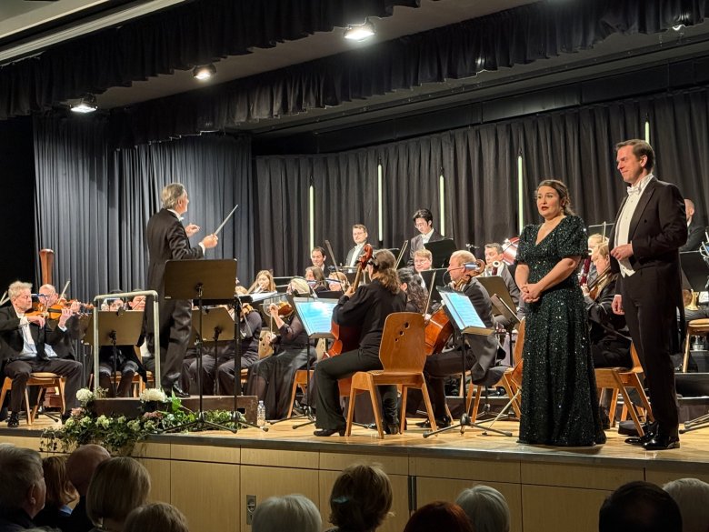 Musiker und Sängern mit Dirigent auf einer Bühne