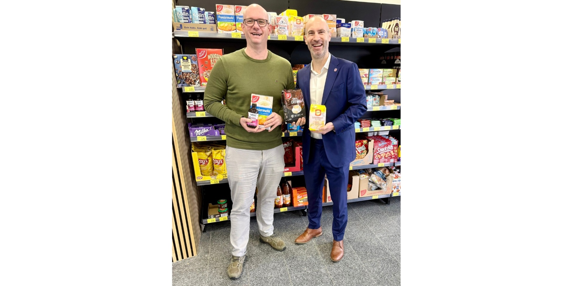 Zwei Männer stehend vor einem Supermarktregal