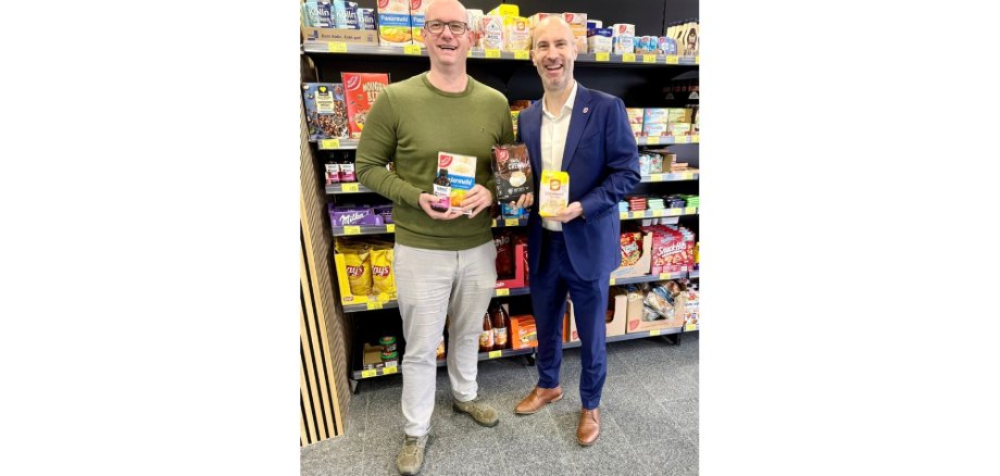 Zwei Männer stehend vor einem Supermarktregal