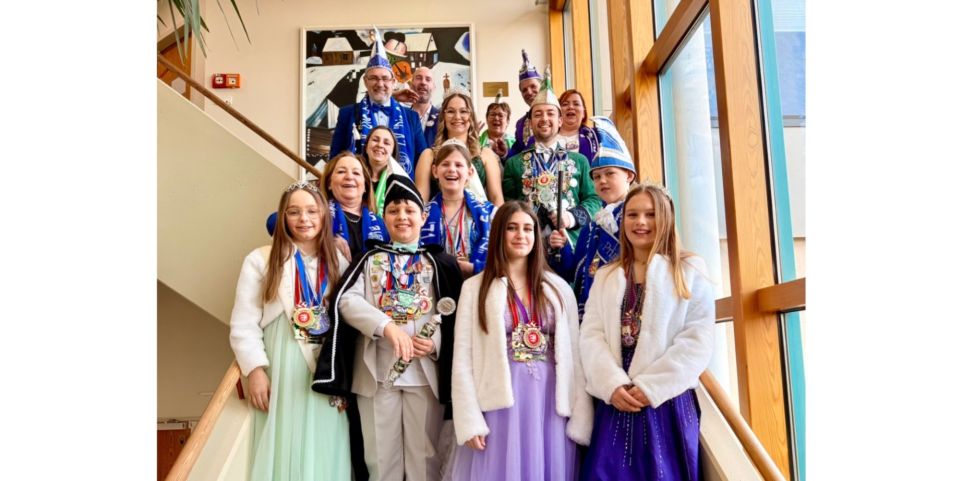 Verkleidete, gemischte Gruppe stehend auf einer Treppe in einem Gebäude.