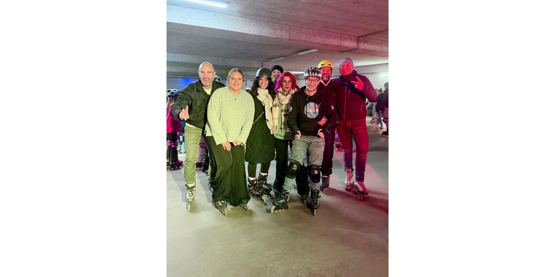 Mehrere Personen stehend auf Inline-Skates in einer Tiefgarage