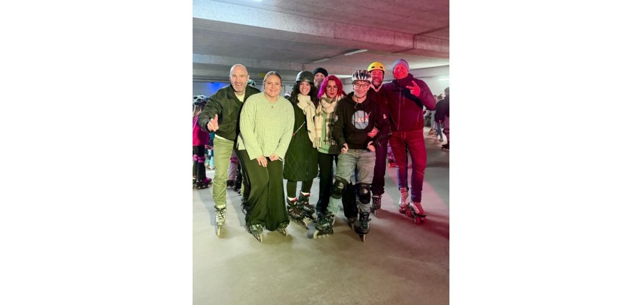 Mehrere Personen stehend auf Inline-Skates in einer Tiefgarage