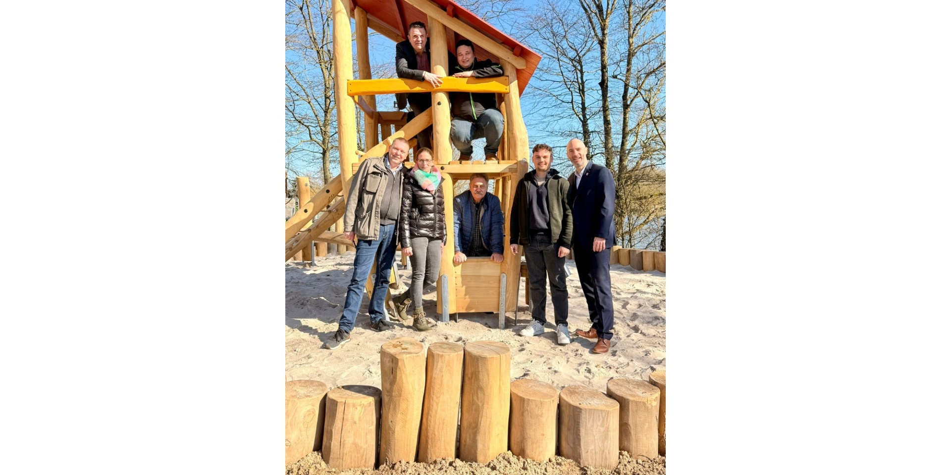 Mehrere Personen auf einem Kinderspielplatz