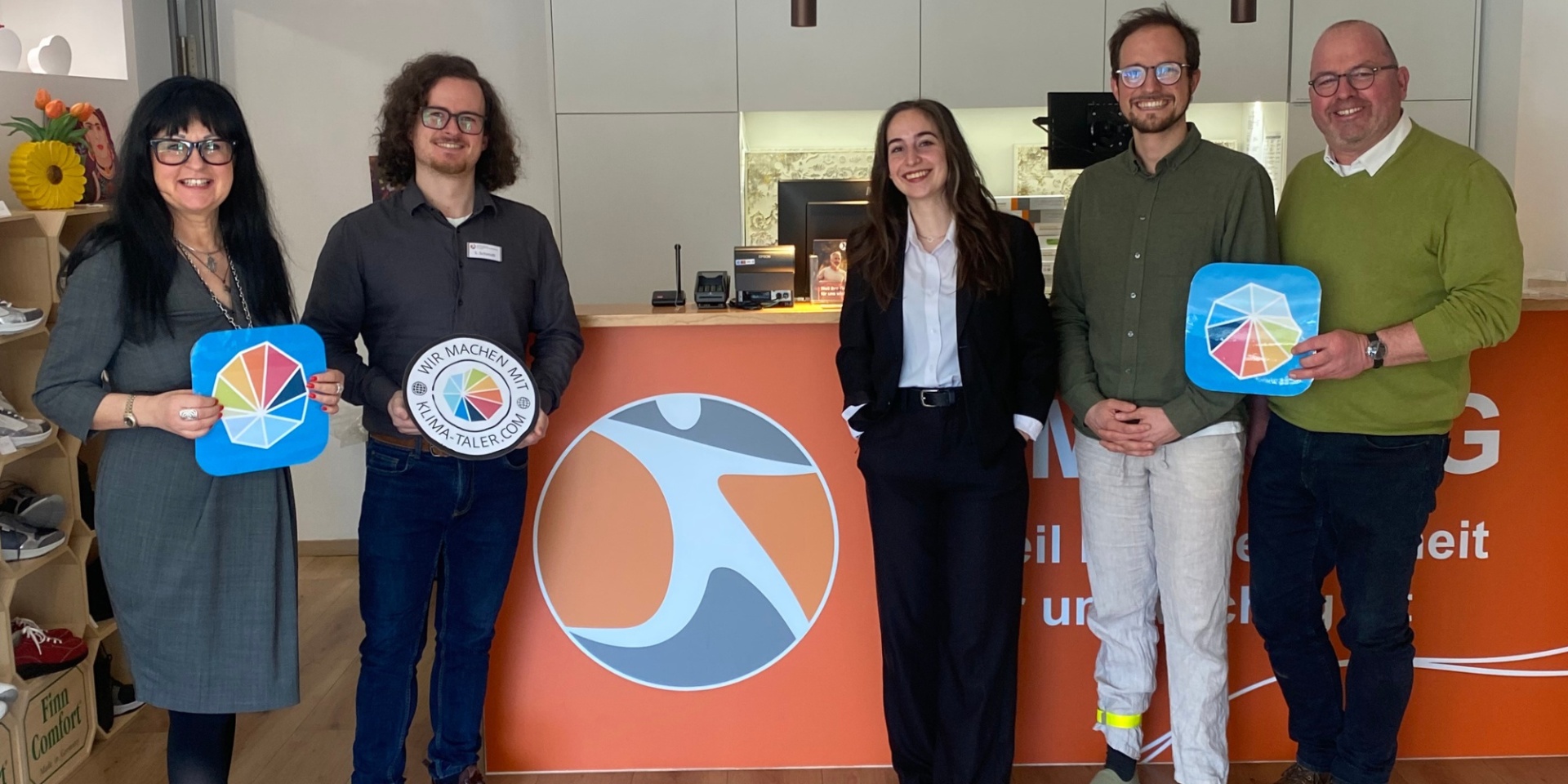 Fünf Personen stehend vor einer Theke in einem Sanitätshaus