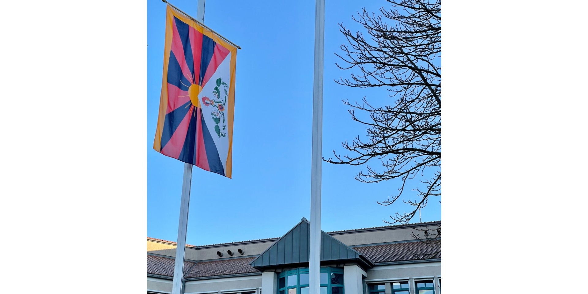 Bunte gehisste Fahne vor einem Gebäude