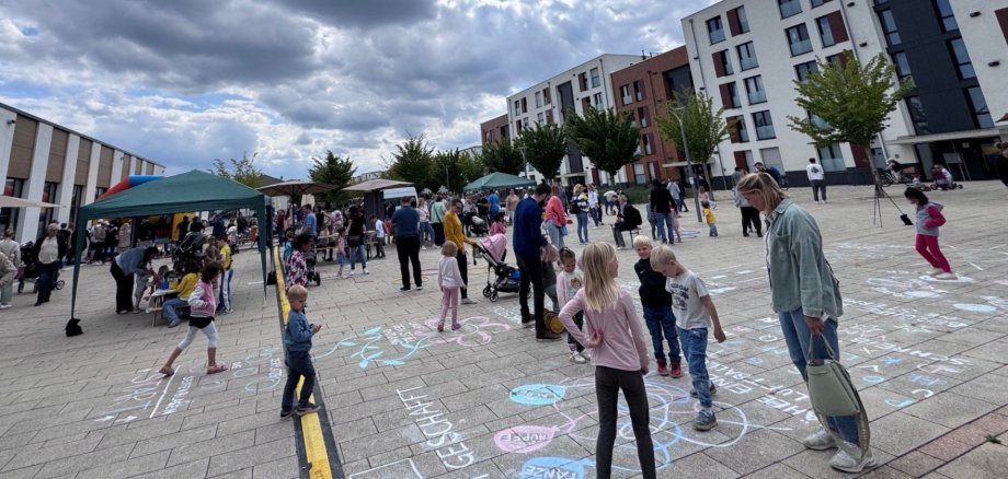 Mehrere Familien auf einem Stadtplatz