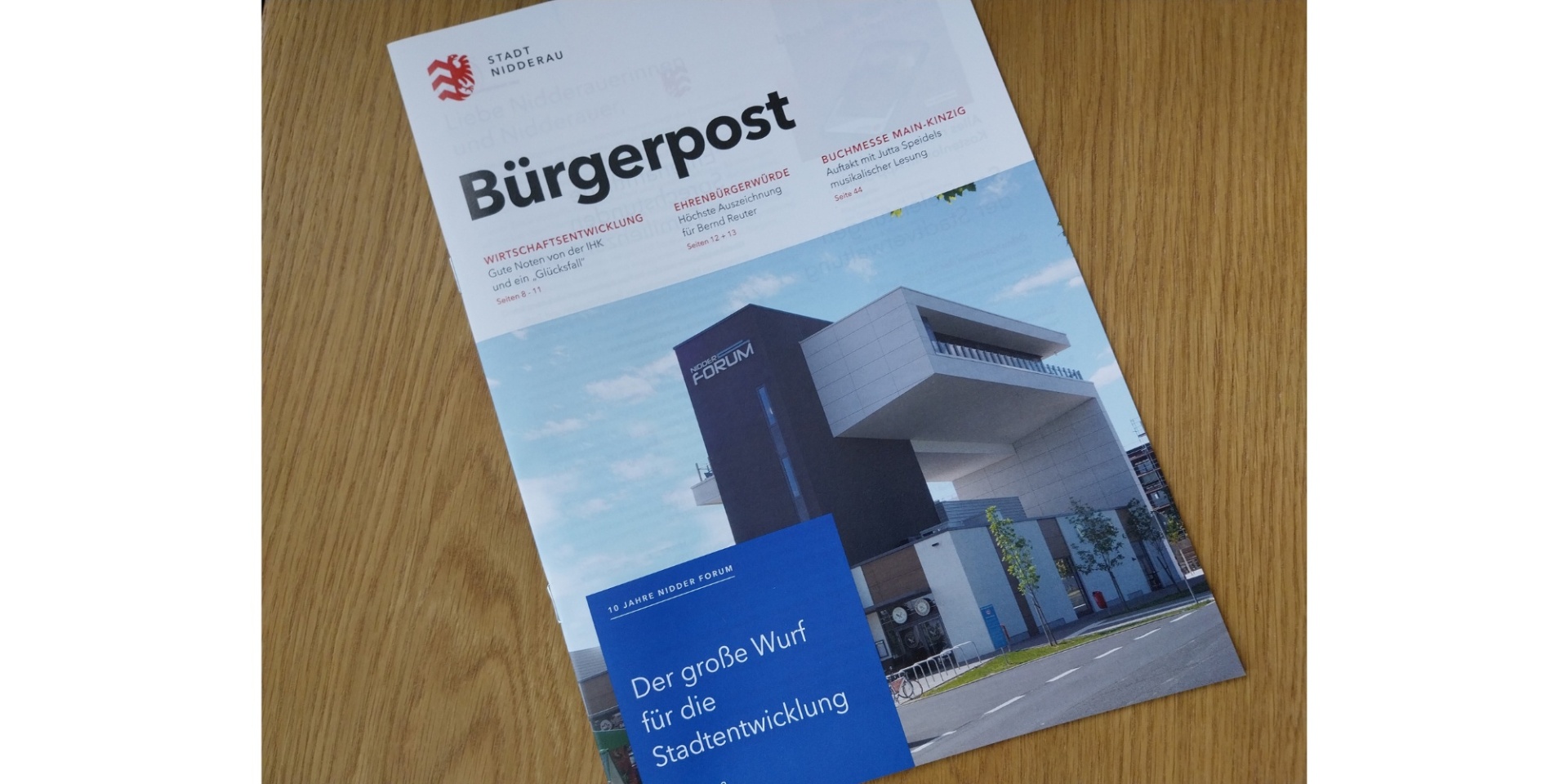 Magazin auf einer Holzunterlage liegend