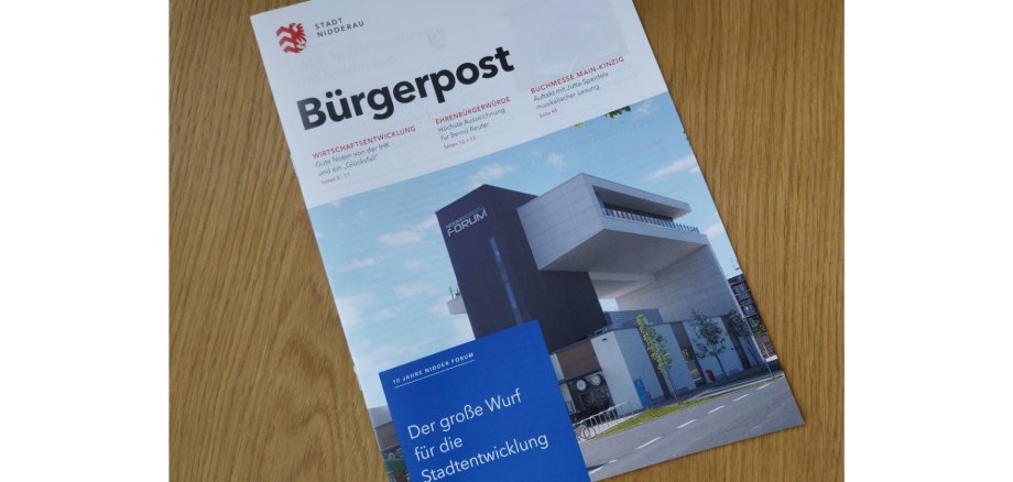 Magazin auf einer Holzunterlage liegend