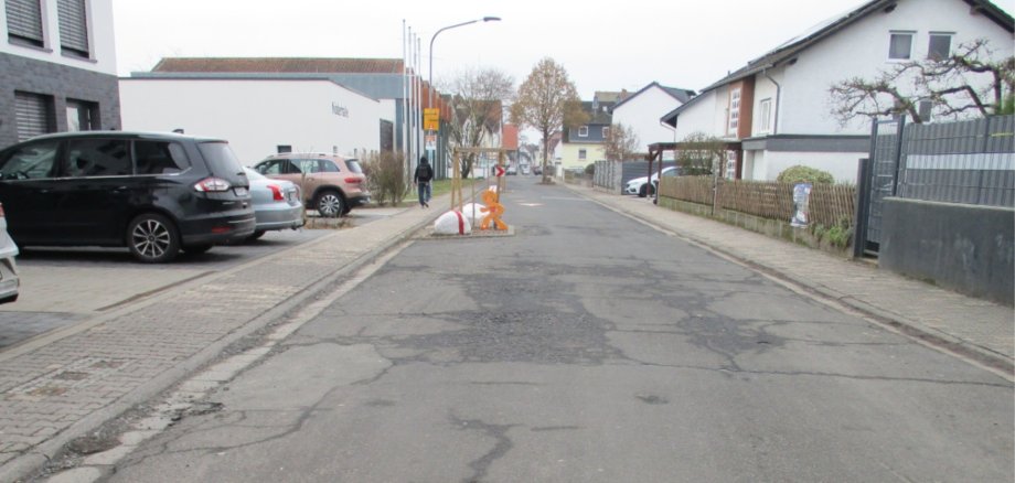 Asphaltierte Straße in einem Wohngebiet