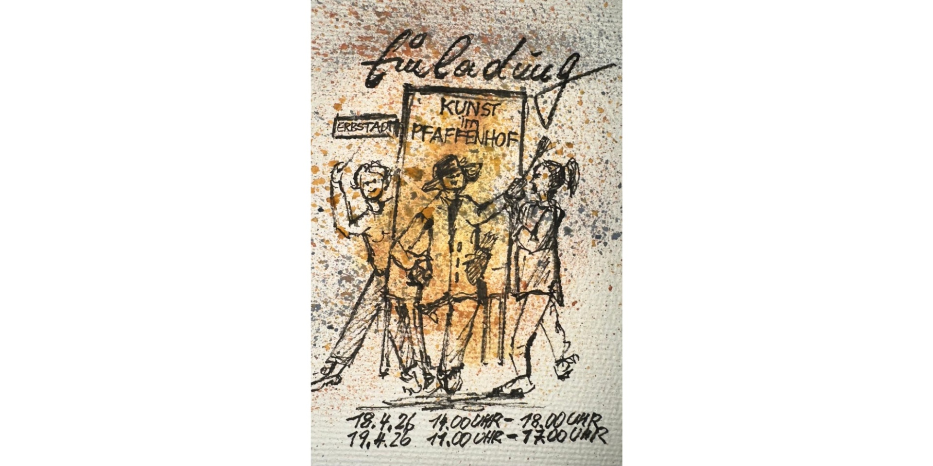 Drei handgemalte Figuren vor einer Tür.