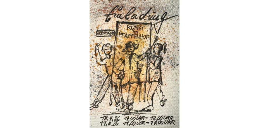 Drei handgemalte Figuren vor einer Tür.