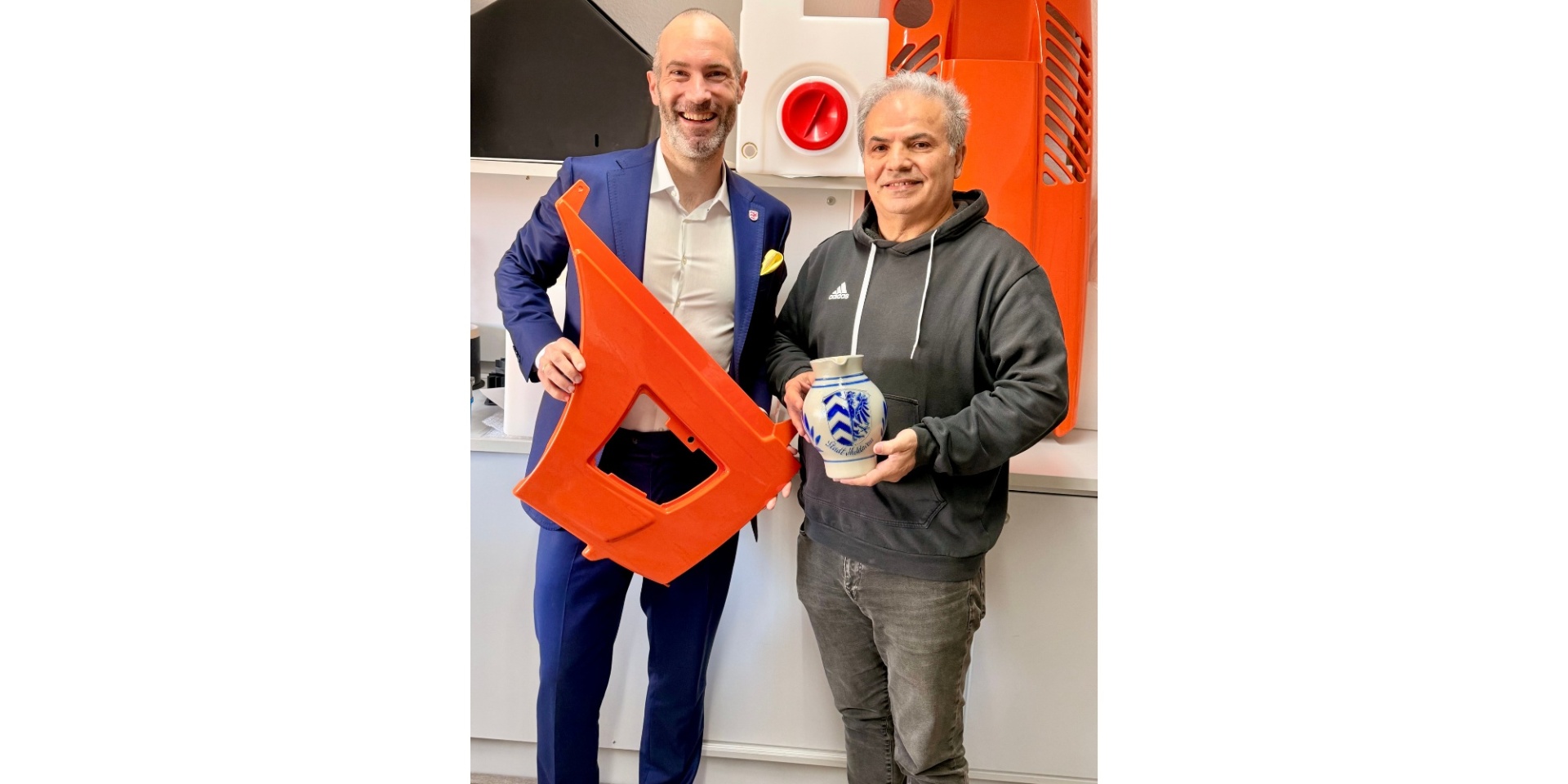 Zwei Männer stehen zusammen