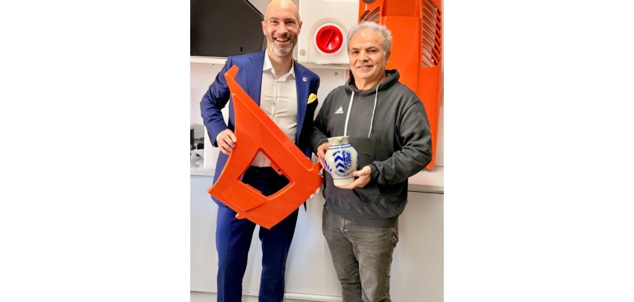 Zwei Männer stehen zusammen