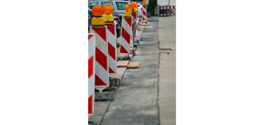 Warnbarken auf einer Straße stehend