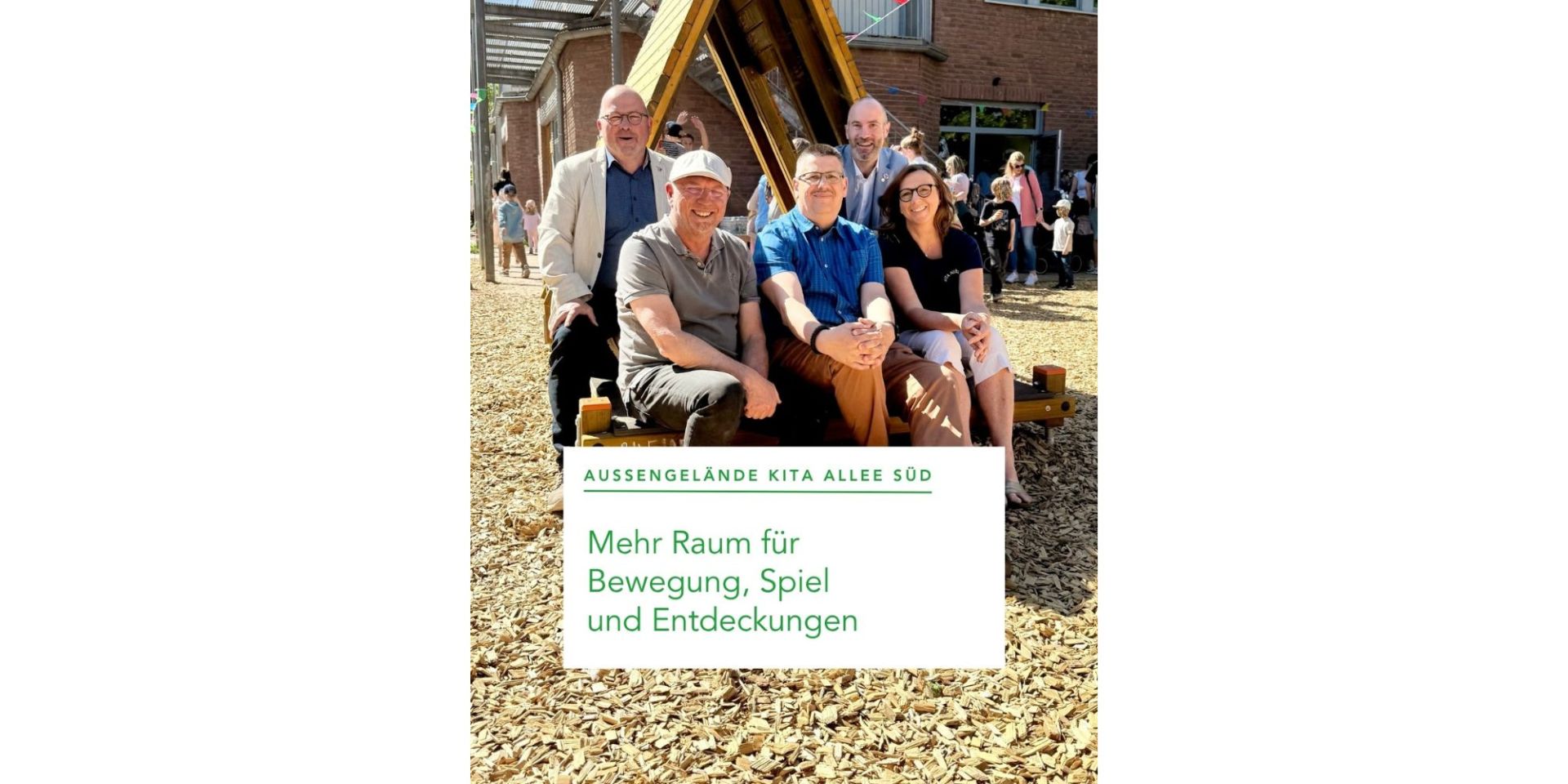 4 Männer und eine Frau sitzen auf einem Spielgerät im Garten einer Kita