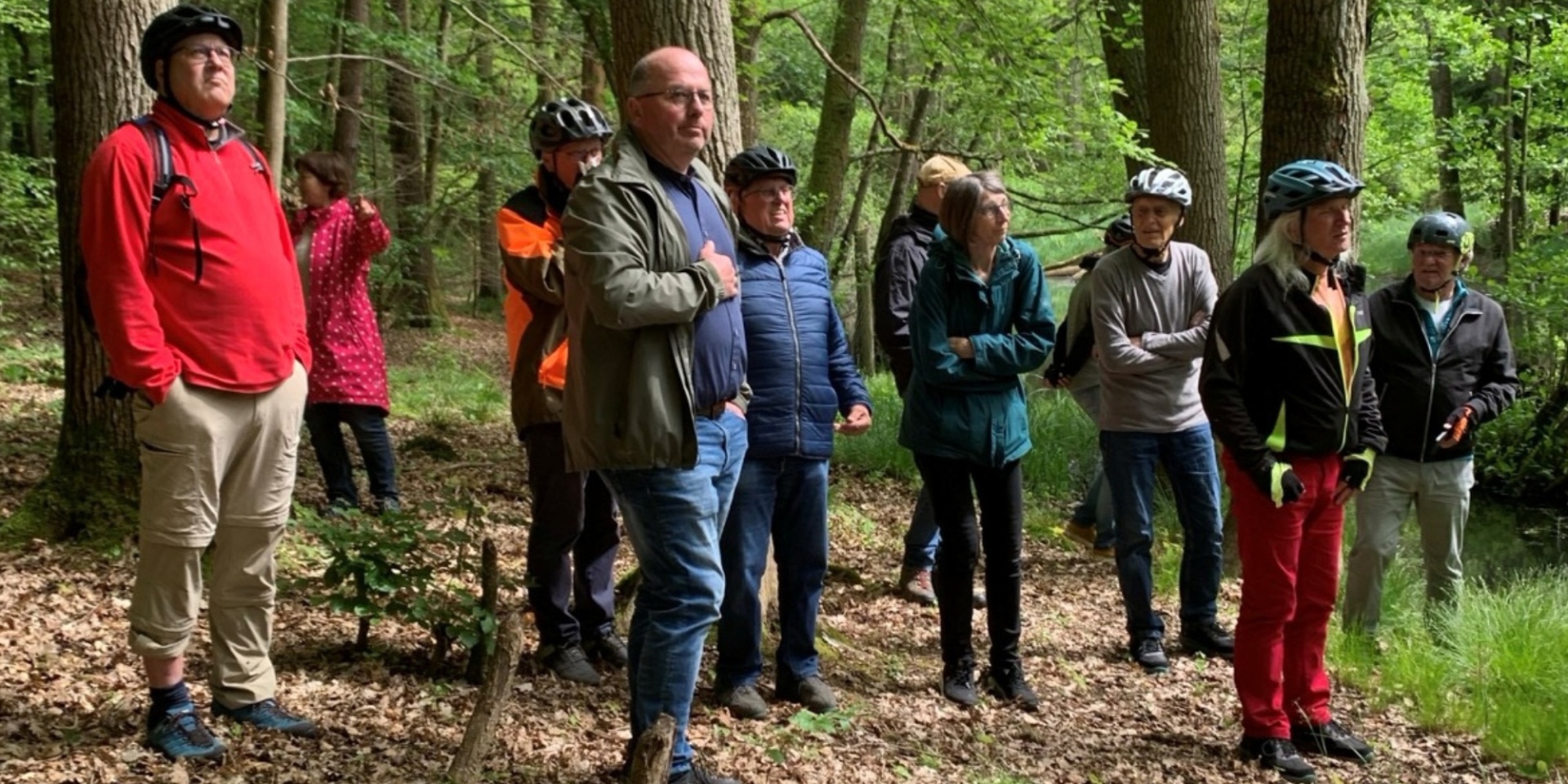 Mehrere Personen stehen in einem Wald
