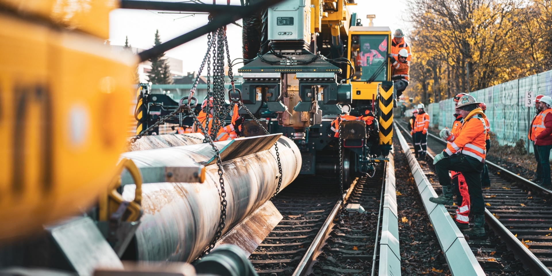 Baufahrzeug  mit Kran der Bahn auf Gleisen im Einsatz