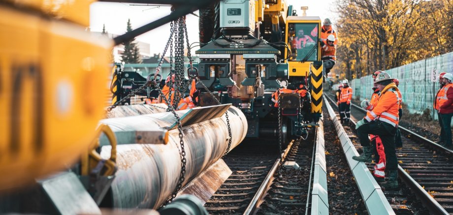 Baufahrzeug  mit Kran der Bahn auf Gleisen im Einsatz