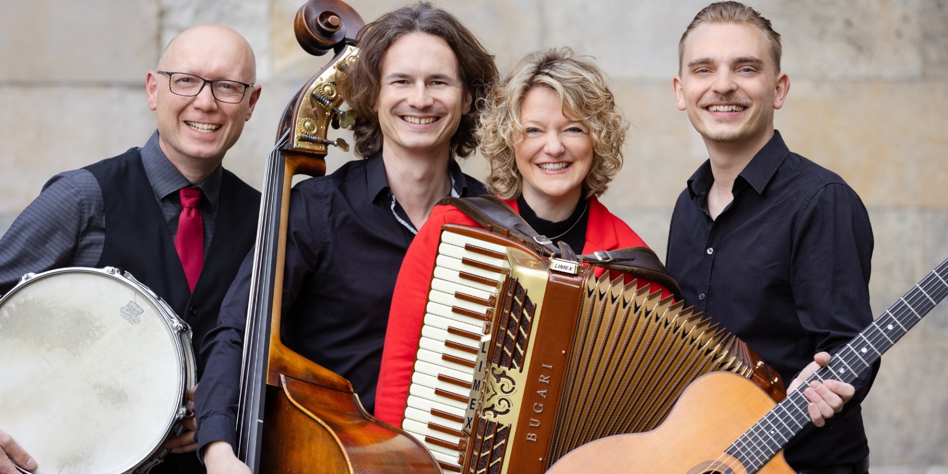 Drei Männer und eine Frau mit Musikinstrumenten