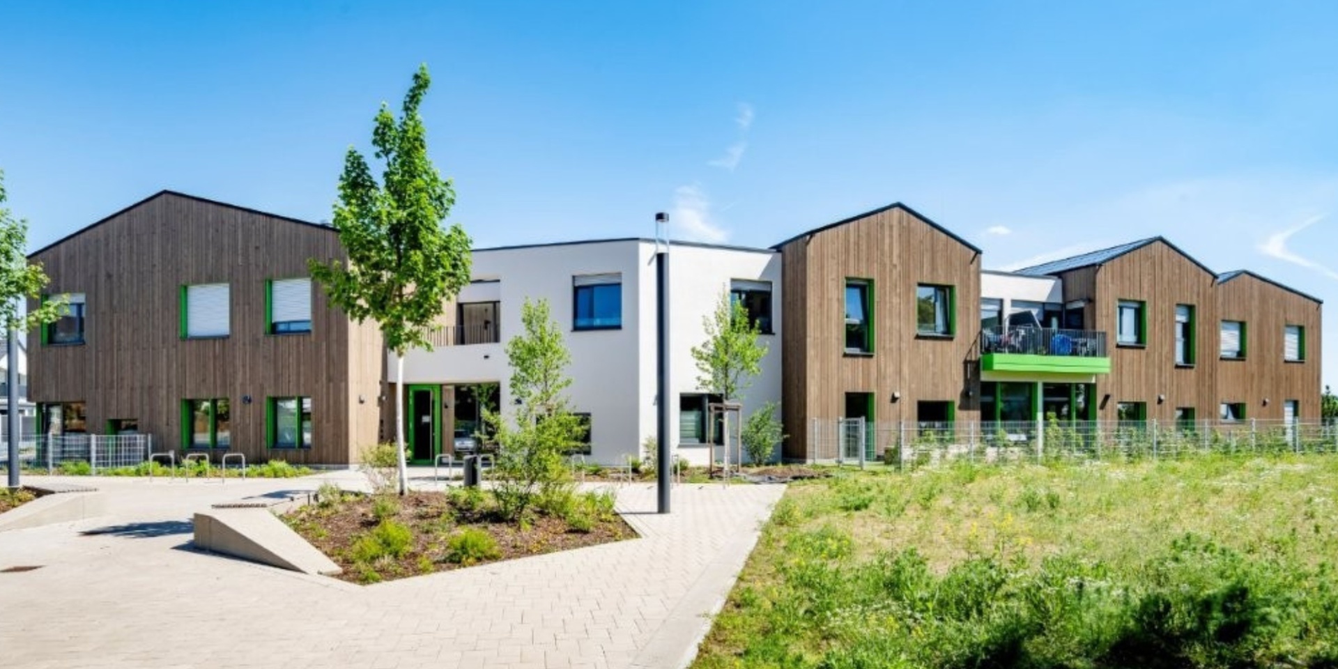 Außenfassade eines neu gebauten Kindergartens