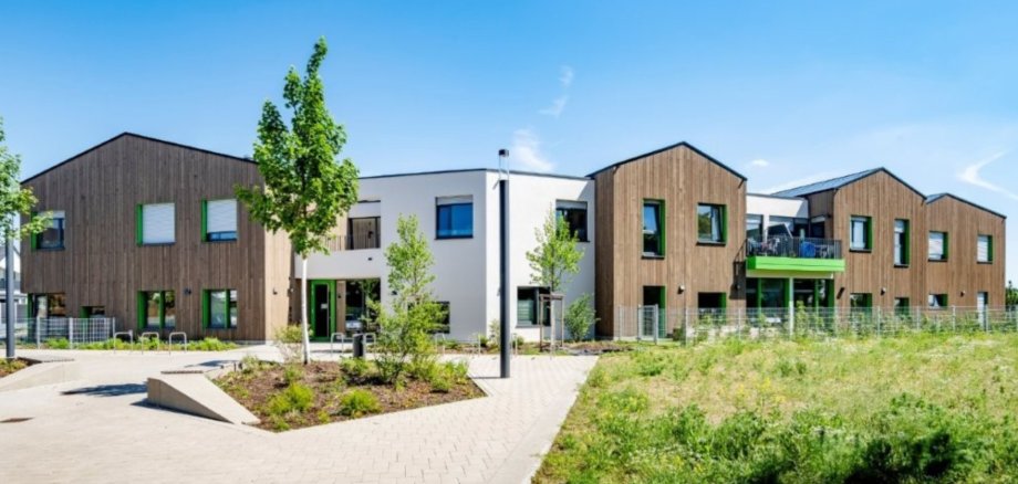 Außenfassade eines neu gebauten Kindergartens