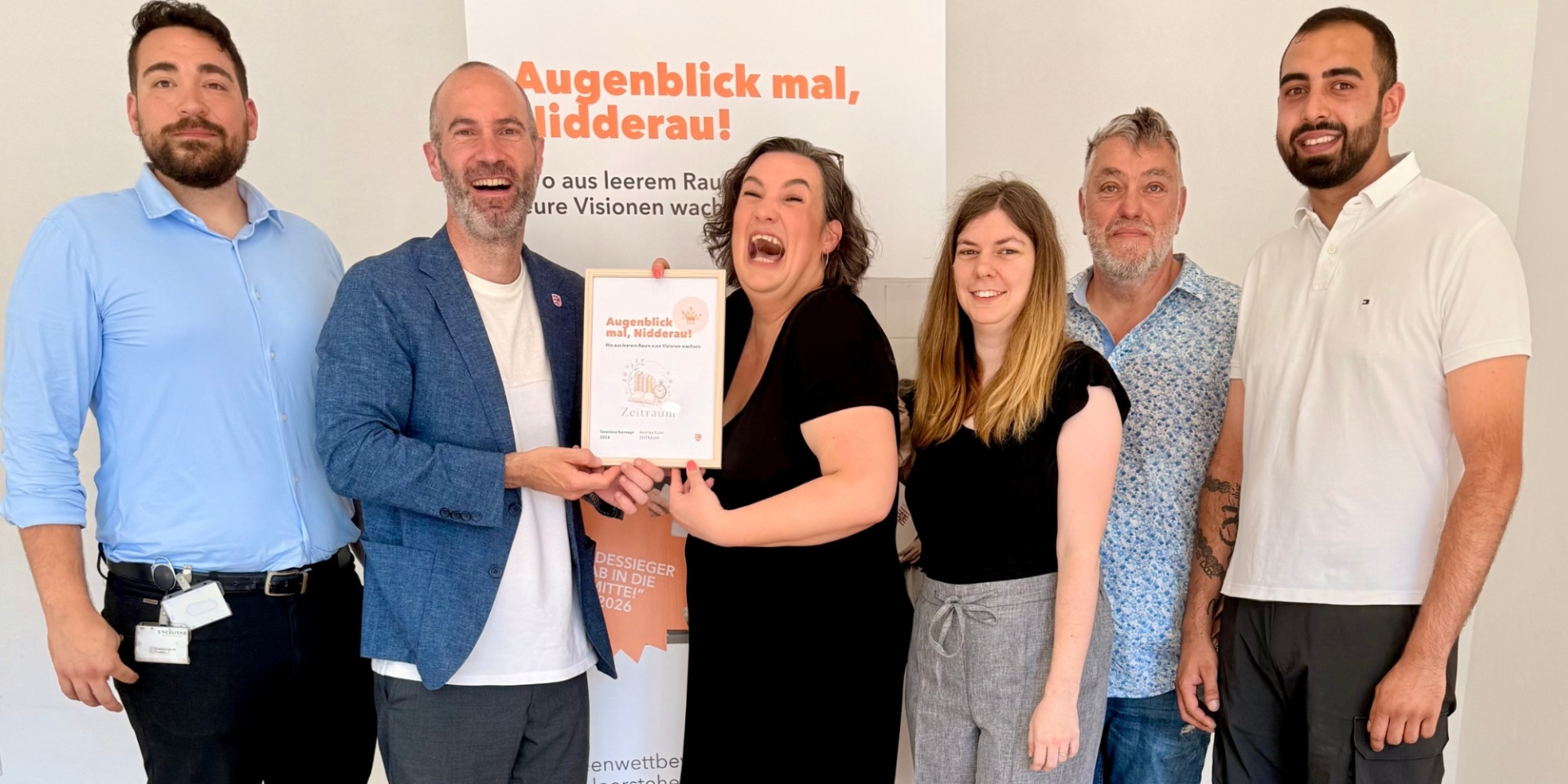 Sechs Personen stehend nebeneinander