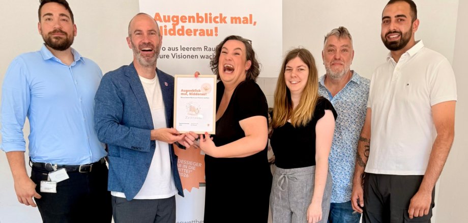 Sechs Personen stehend nebeneinander