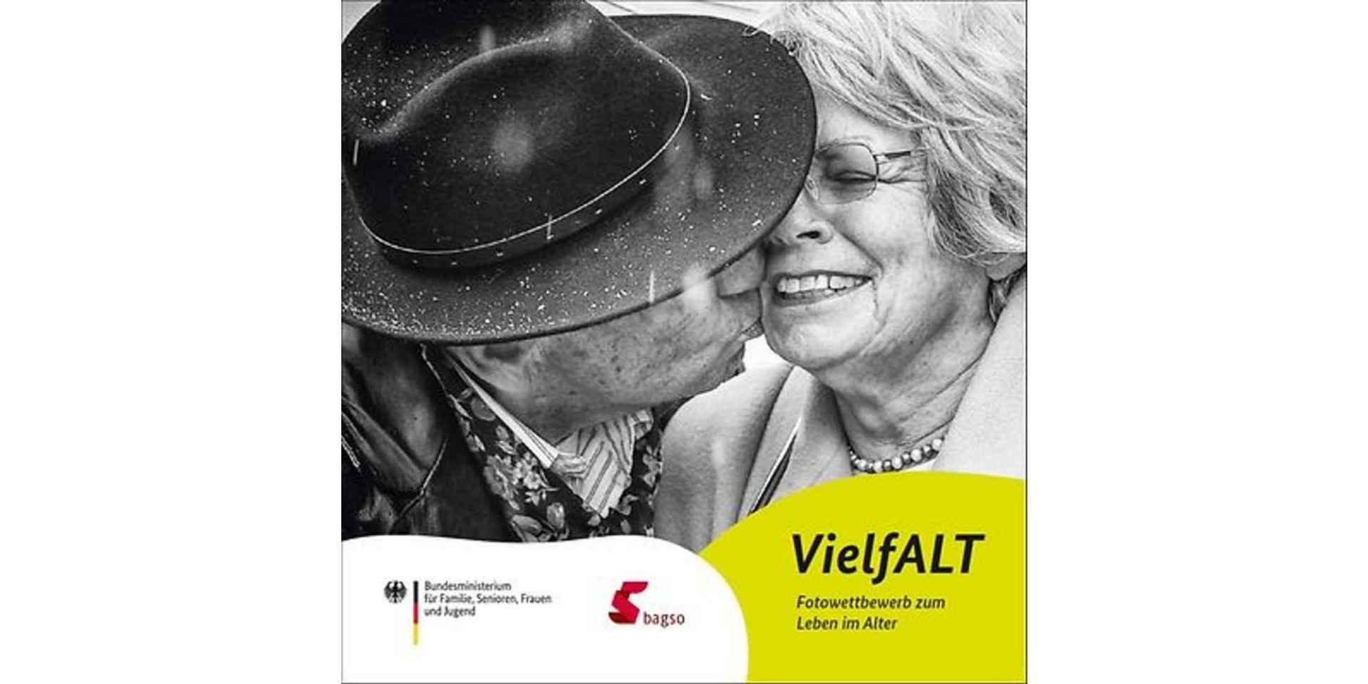 Flyer Wanderausstellung mit zwei älteren Menschen darauf zu sehen