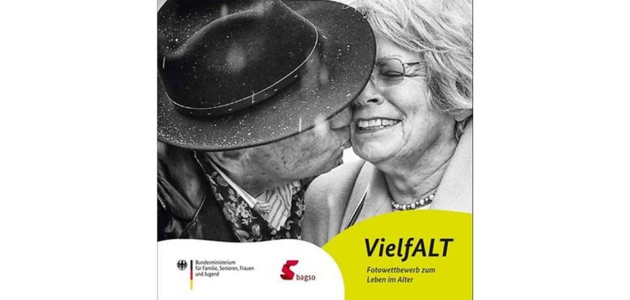 Flyer Wanderausstellung mit zwei älteren Menschen darauf zu sehen