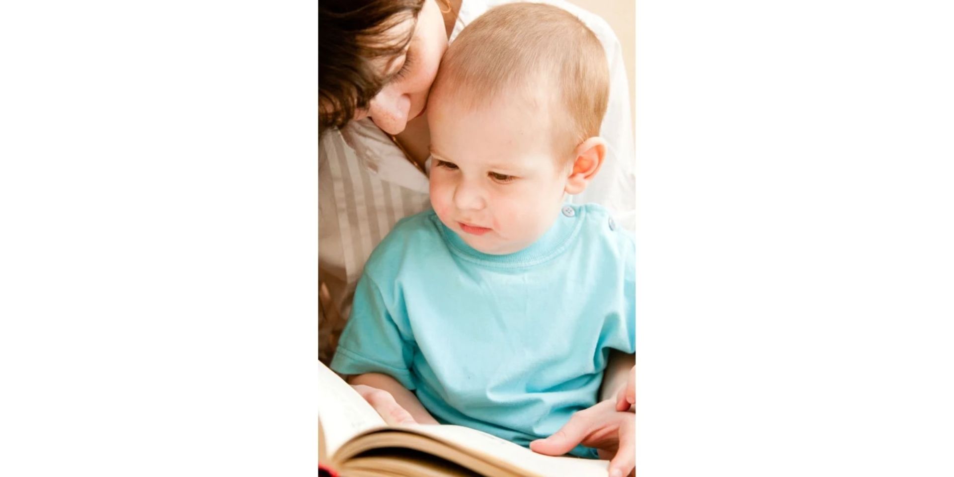 Mutter schaut sich mit einem Kleinkind ein Buch an