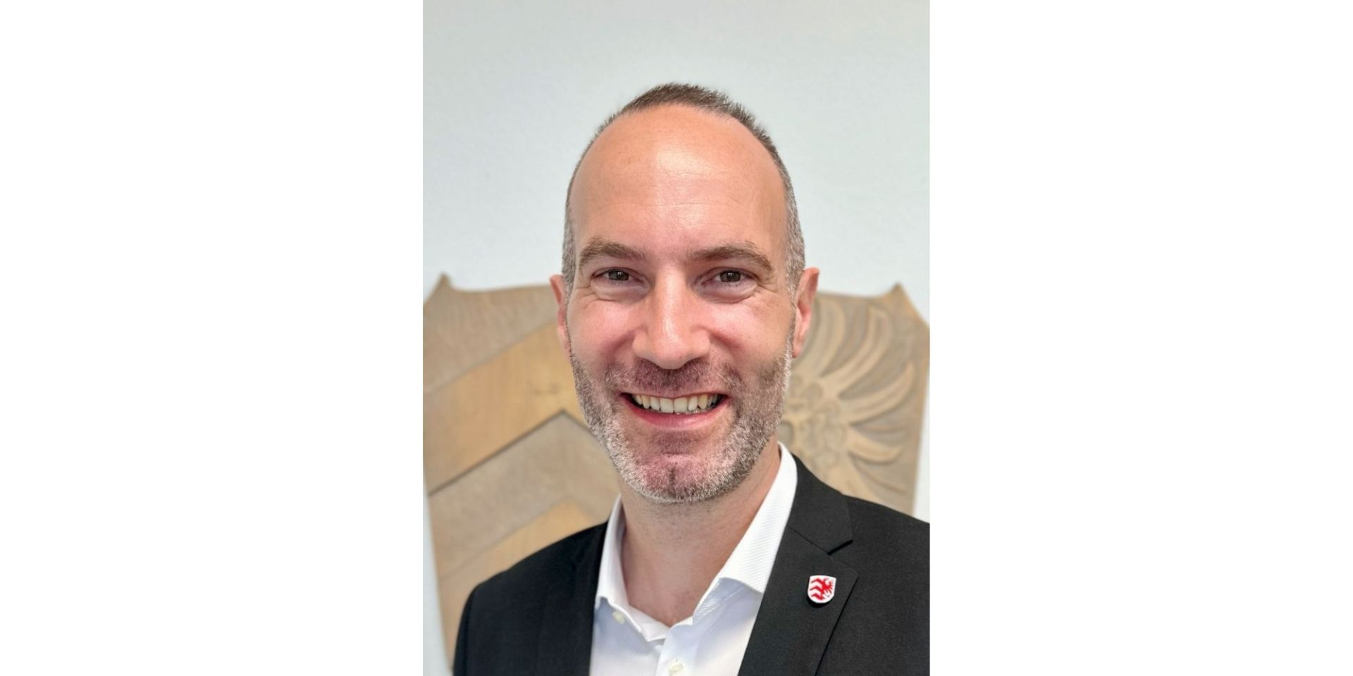 Porträt eines Mannes im Anzug lächelnd