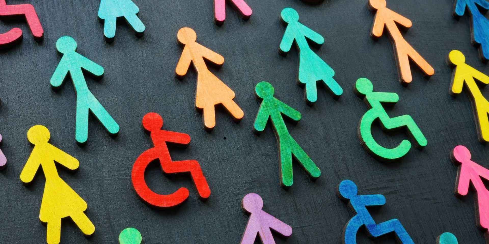 Bunte Strichmännchen in weiblicher und männlicher Form und mit Rollstuhl