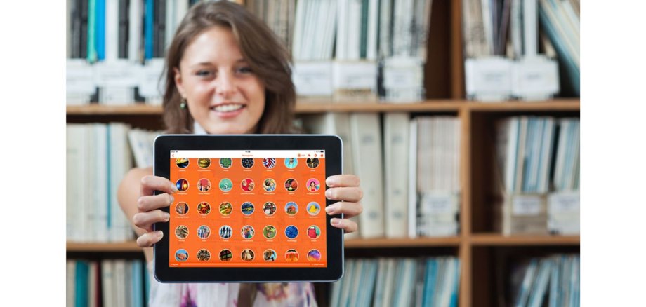 Eine Frau mit digitalem Tablet in der Hand.