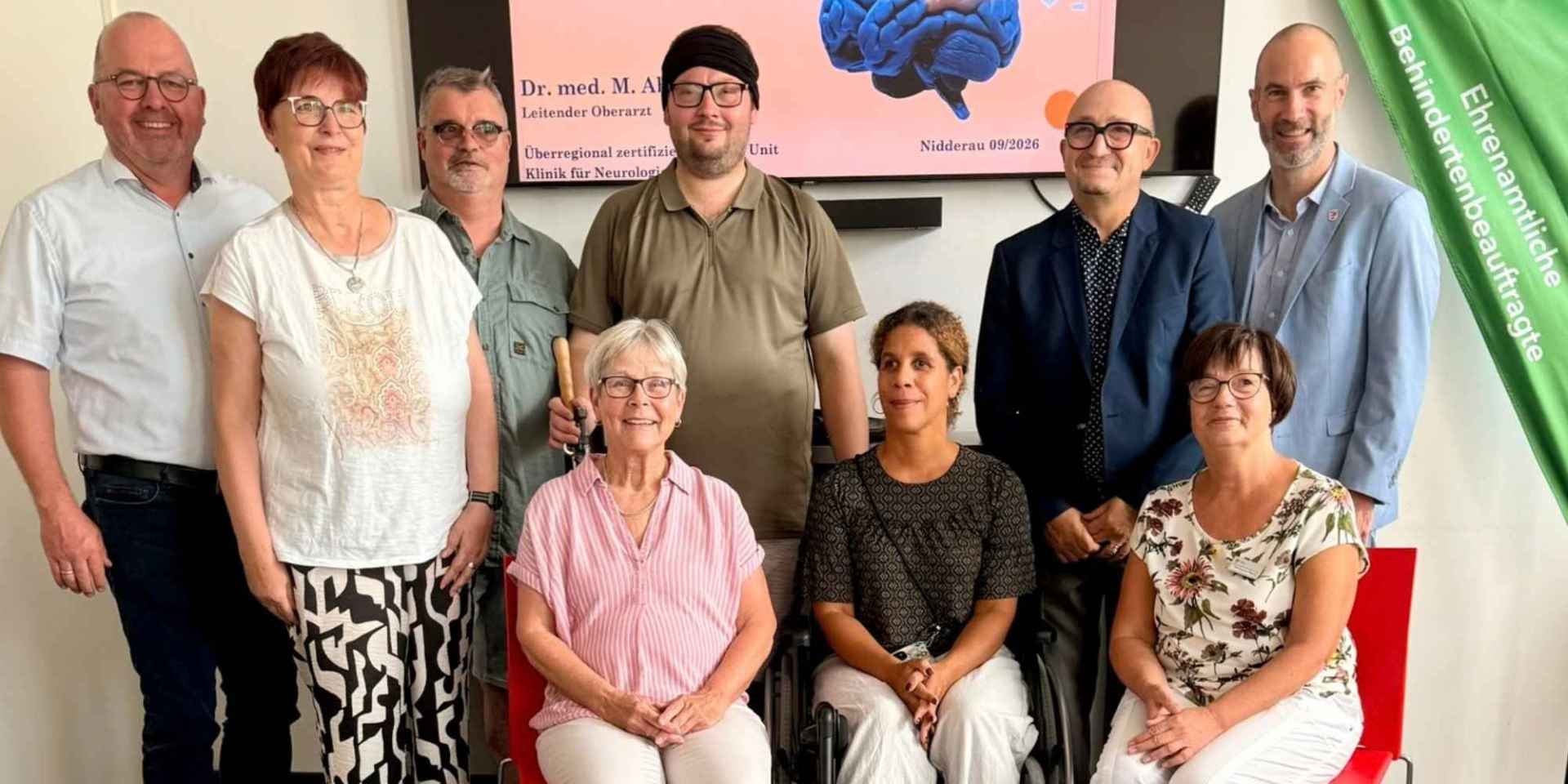 Mehrere Personen sitzend und stehend zusammen
