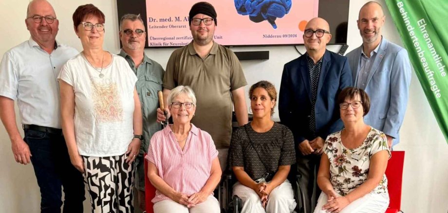 Mehrere Personen sitzend und stehend zusammen