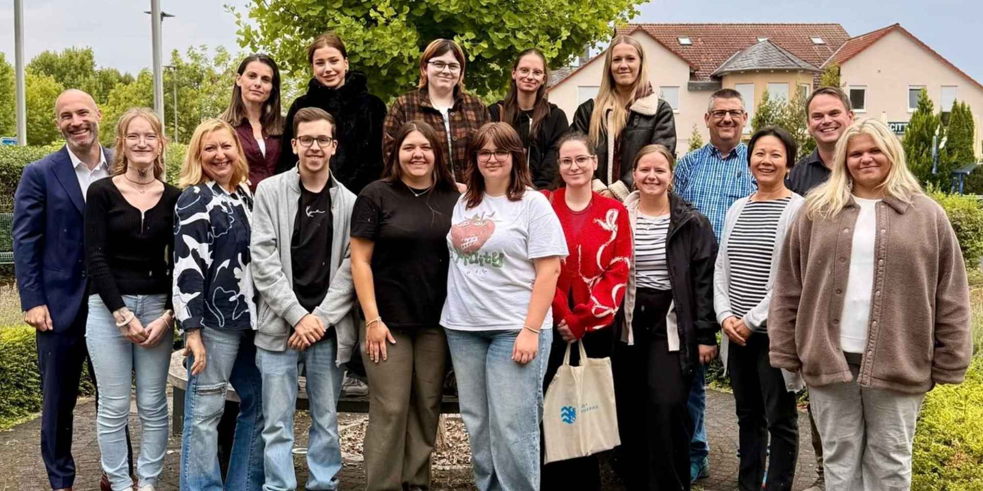 Mehrere junge Erwachsene stehend nebeneinander