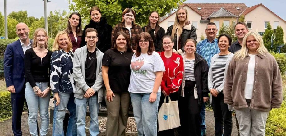 Mehrere junge Erwachsene stehend nebeneinander