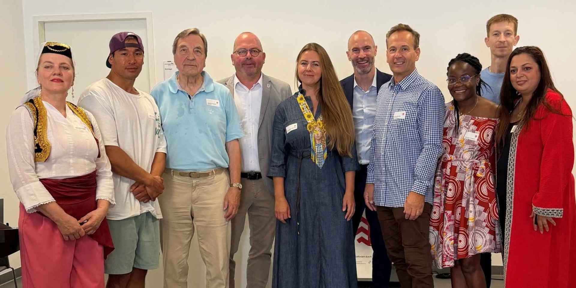 Mehrere Personen nebeneinander stehend
