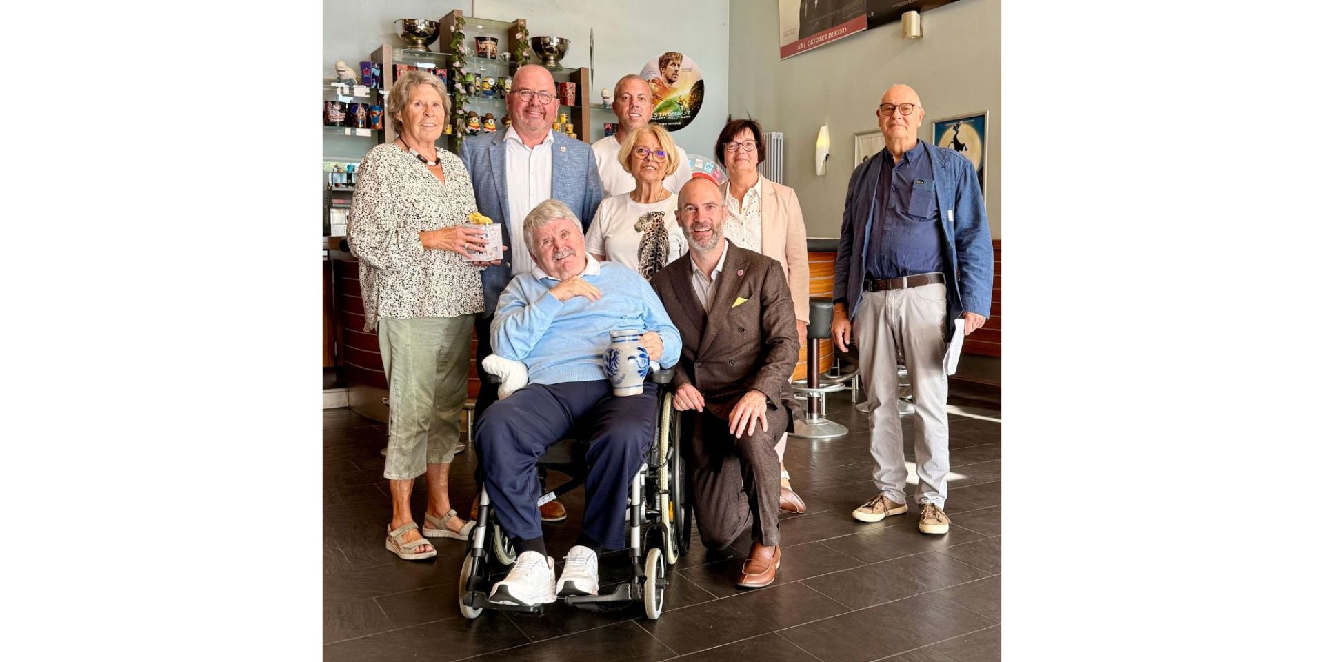 Personengruppe im Vorraum zum Kino.