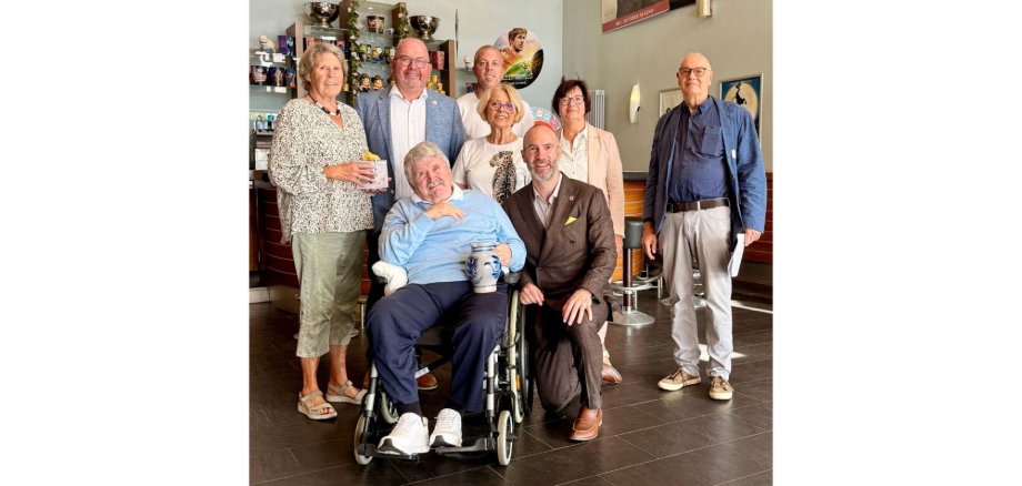 Personengruppe im Vorraum zum Kino.