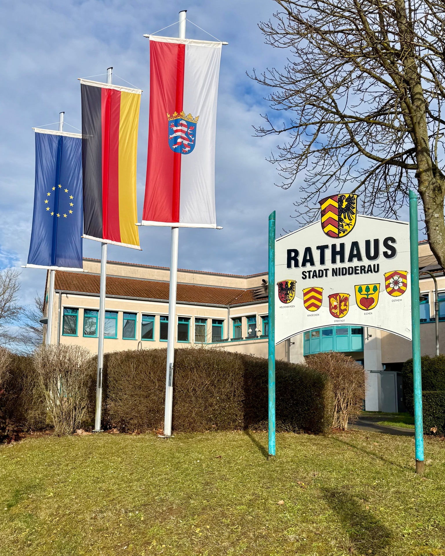 3 Fahnen vor dem Rathaus (Europa-Fahne, Deutschland-Fahne, Land Hessen - Fahne)