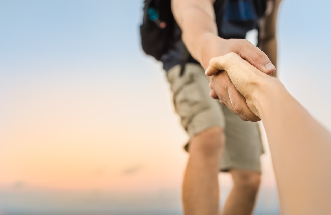 Helfende Hand beim Klettern