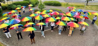 Mitarbeiter der Stadtverwaltung mit bunten Regenschirmen
