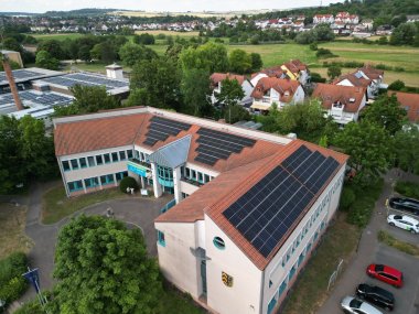 rotes Dach des Rathauses von oben mit Photovoltaik-Anlage