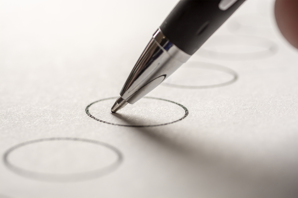 Close-up of a ballpoint pen checking off a task done Wahlzettel mit Stift