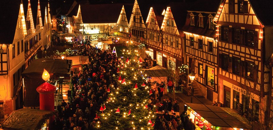 Weihnachtsmarkt auf dem historischen Marktplatz 