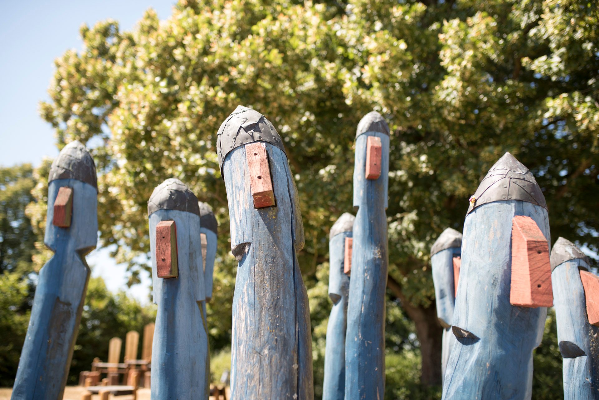 Holzpfähle am Wartbaum