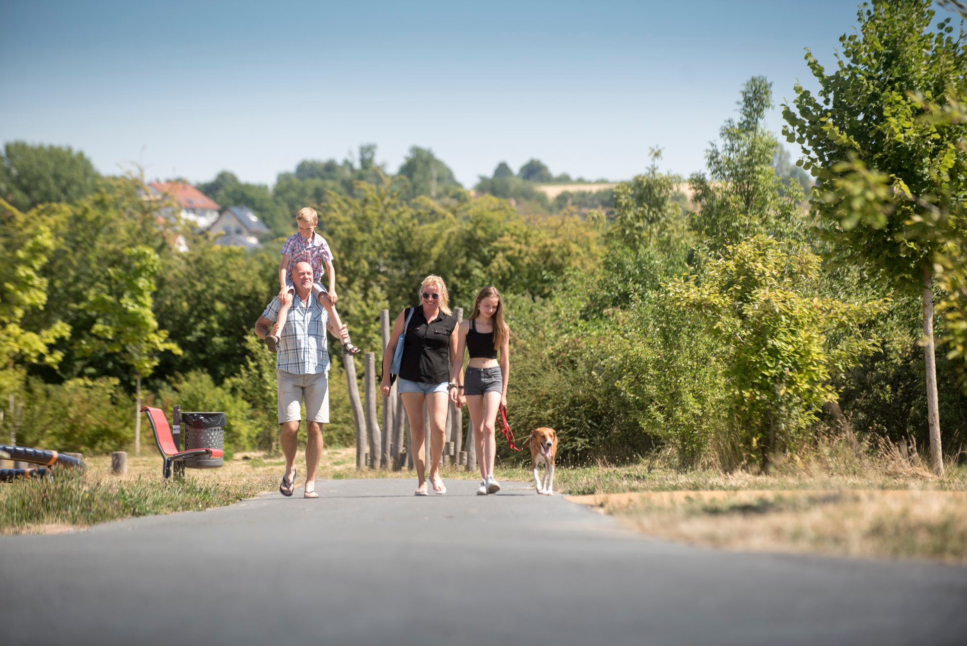 Familie spaziert im Familienpark in Nidderau