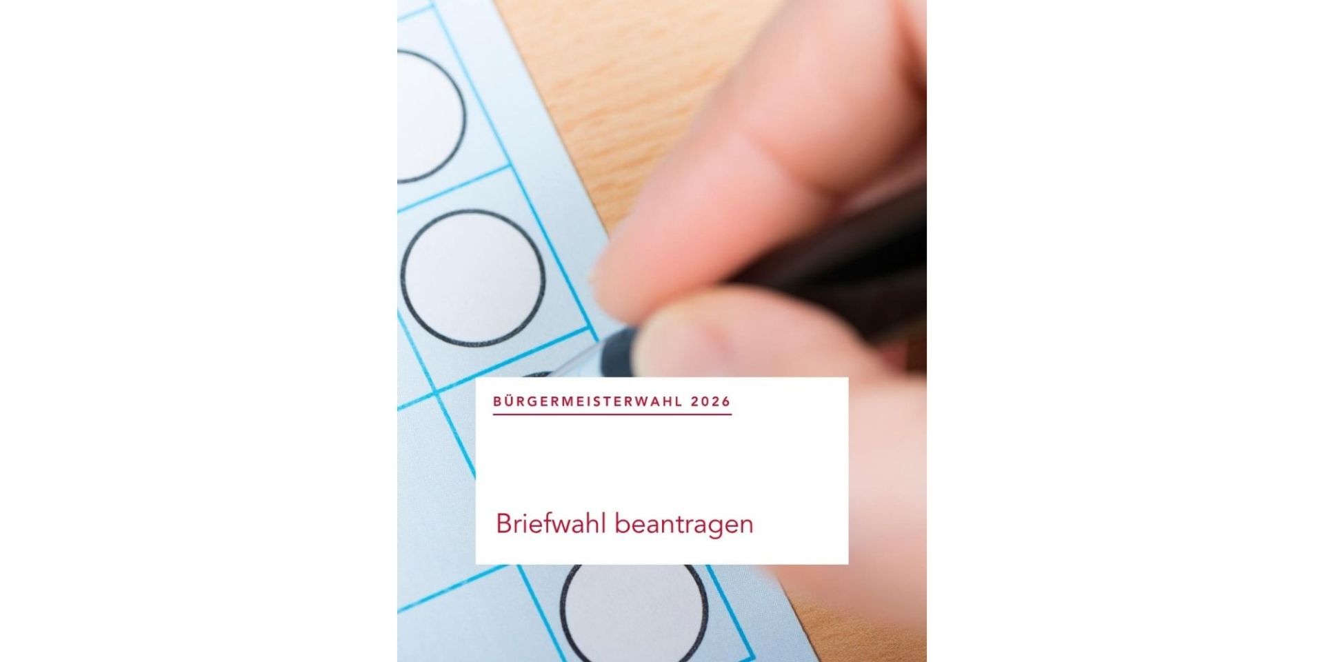 Hand füllt mit einem roten Stift einen Wahlzettel aus
